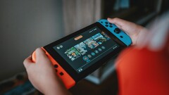 Kullanım halindeki Nintendo Switch konsolunun bir resmi