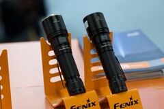 Solda Fenix C7 Pro el feneri ve sağda C7 v2.0