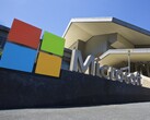 Microsoft tabelası kurumsal kampüs binasının önünde duruyor