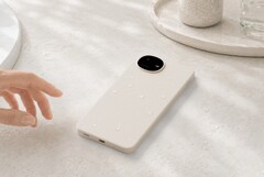 Sharp Aquos Wish 6, yuvarlak kamera modülüne sahip sıra dışı bir tasarıma sahiptir.