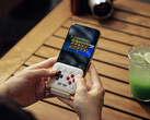 8BitDo FlipPad, akıllı telefonunuzun USB-C bağlantı noktasına takılır.