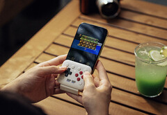 8BitDo FlipPad, akıllı telefonunuzun USB-C bağlantı noktasına takılır.