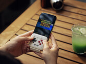 8BitDo FlipPad, akıllı telefonunuzun USB-C bağlantı noktasına takılır.