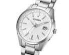 Gümüş kadranlı, paslanmaz çelik kasalı ve üç halkalı bileziğe sahip Citizen CB0300-53A Eco-Drive modelinin açılı görünümü.