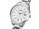 Gümüş kadranlı, paslanmaz çelik kasalı ve üç halkalı bileziğe sahip Citizen CB0300-53A Eco-Drive modelinin açılı görünümü.