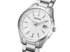 Gümüş kadranlı, paslanmaz çelik kasalı ve üç halkalı bileziğe sahip Citizen CB0300-53A Eco-Drive modelinin açılı görünümü.