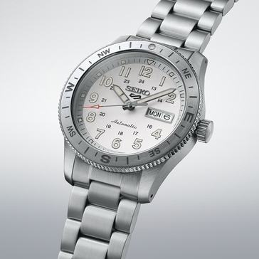 Seiko 5 Sports HDB007 otomatik saat, beyaz kadranlı, pusula çerçeveli ve çelik bileziğe sahiptir.