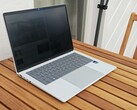 HP EliteBook X G2i - ekran tam parlaklıkta ve SureView devre dışı olmasına rağmen, yandan bakıldığında okunamaz.