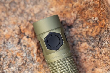 Yan anahtar, beş parlaklık seviyesinin tümüne erişim sağlar.