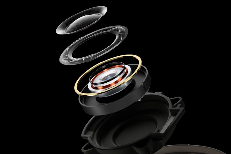 Karbon fiber sürücüler (üstte) ve bunları çevreleyen Simetrik Surround Teknolojisi (SST) kenarları, Technics A1000 kulaklıklarda bulunan 40 mm’lik sürücülerden daha iyi performans gösteriyor.