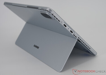 Sol: Ses düğmesi, 2x USB-C 3.1 Gen.1 (tam işlevli (USB3.0/2.0, RJ45, HDMI)