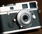 Brightin Star 28 mm f/2.8 tam kare lens, kamera gövde kapağından neredeyse hiç daha büyük değildir.