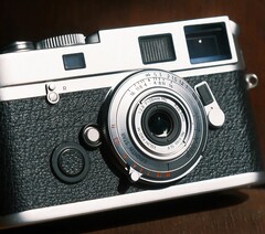 Brightin Star 28 mm f/2.8 tam kare lens, kamera gövde kapağından neredeyse hiç daha büyük değildir.