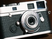 Brightin Star 28 mm f/2.8 tam kare lens, kamera gövde kapağından neredeyse hiç daha büyük değildir.