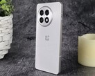 OnePlus 13R (resimde görülen) ve OnePlus 12, en son güncellemeyle çift Bluetooth ses akışı özelliğini kazandı