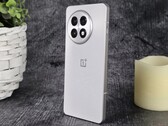 OnePlus 13R (resimde görülen) ve OnePlus 12, en son güncellemeyle çift Bluetooth ses akışı özelliğini kazandı