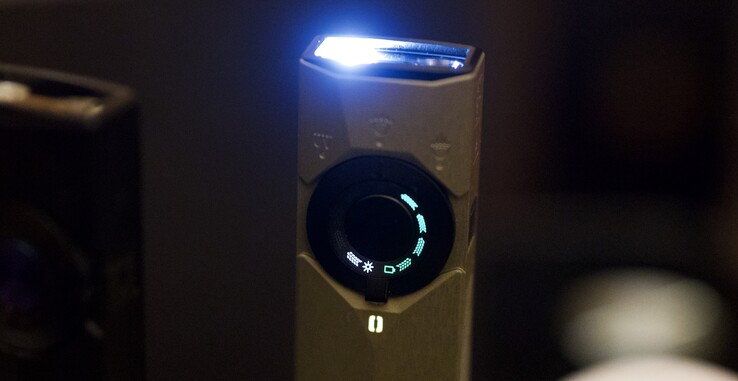 LED'ler, burada Arkbeat'li Arkpro Ultra'da gösterilen delikli alüminyumun arkasına gizlenmiştir. (Resim kaynağı: Andreas Sebayang/Notebookcheck.com)