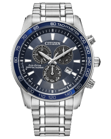Derin mavi kadranlı, gümüş tonlu 44 mm paslanmaz çelik kasa ve bilezikli, takimetreli çerçeveli, üç alt kadranlı ve tarih pencereli Citizen Classic Eco-Drive kronograf.