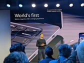 Pavan Davuluri, her Surface Ultra dizüstü bilgisayarla birlikte gelen manyetik USB-C şarj cihazını tanıtıyor