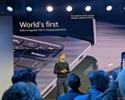Pavan Davuluri, her Surface Ultra dizüstü bilgisayarla birlikte gelen manyetik USB-C şarj cihazını tanıtıyor