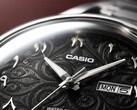 Casio MTP-E735AR’nin karmaşık arabesk desenli, kabartmalı Doğu Arap rakamlarına, cilalı gümüş tonlu ibrelere ve saat 3 konumunda gün-tarih göstergesine sahip siyah kadranının yakın çekimi.