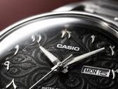 Casio MTP-E735AR’nin karmaşık arabesk desenli, kabartmalı Doğu Arap rakamlarına, cilalı gümüş tonlu ibrelere ve saat 3 konumunda gün-tarih göstergesine sahip siyah kadranının yakın çekimi.