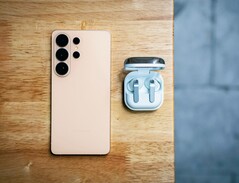 Burada resmedilen Samsung Galaxy S26 Ultra'nın halefi yeni bir kamera modülüne sahip olacak.