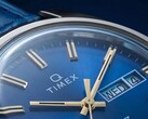Timex Q 1976 Day and Date’in mavi füme kadranının yakın çekimi.