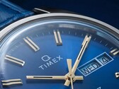 Timex Q 1976 Day and Date’in mavi füme kadranının yakın çekimi.