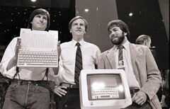Steve Jobs, Steve Wozniak ve Ronald Wayne. Wayne, 1976'da şirketi kurduktan sadece on iki gün sonra %10'luk hissesini 800 dolara satmasıyla ünlüdür.