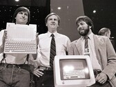 Steve Jobs, Steve Wozniak ve Ronald Wayne. Wayne, 1976'da şirketi kurduktan sadece on iki gün sonra %10'luk hissesini 800 dolara satmasıyla ünlüdür.