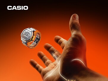 Turuncu bir arka plan üzerinde, uzanmış bir elin üzerinde süzülen Casio CRW-H001M-8 akıllı yüzük saat.