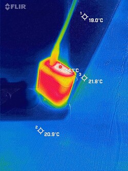 Şarj cihazı yük altında 44,1°C'ye (111,4 °F) kadar ulaşır.