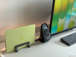 MacBook Neo, çevre birimleriyle birlikte 4K ekrana bağlı olarak gayet iyi çalışıyor.