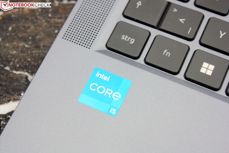 Core i5-1335U ile Intel'in sıradan bir Raptor Lake U SoC'sini kullanıyor.