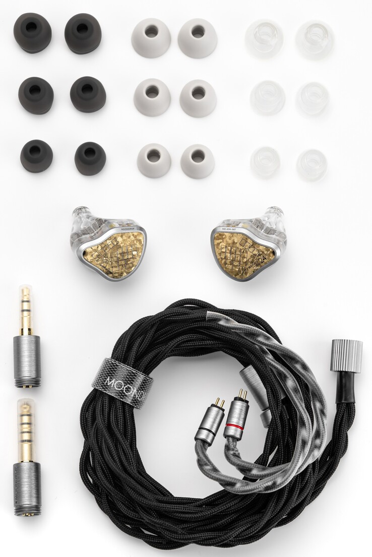 Armature Art 24 kulaklık, üç farklı boyutta silikon, UC ve ATF (sünger ve silikon) kulaklık uçları ve 19 çekirdekli tek kristal bakır ve 19 çekirdekli saf gümüşten oluşan bir kablo ile birlikte geliyor.