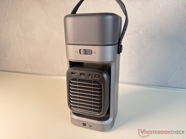 Güç için USB-C (altta) ve dışarı katlandığında HDMI ve benzeri arka kısım