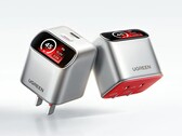 Ugreen X740 45W GaN şarj cihazı açılı bir akıllı ekrana sahiptir.