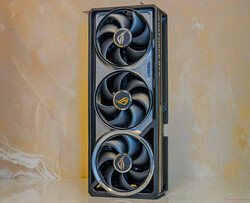 ROG Astral RTX 5080 OC, dört eksenli bir fan soğutma sistemi kullanıyor
