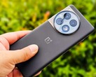 Siyah renkli bir OnePlus 12