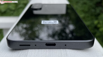 Alt: hoparlör, mikrofonlar, USB-C 2.0 (görsel kaynağı: Manuel Masiero)