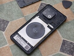 Gigaset GS6 Pro'nun pilini değiştirmek için bir tornavida gerekir.