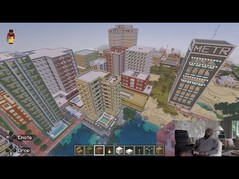 Mike Tomlin, yoğun bir şehir silüeti ve çok çeşitli binalarla tamamlanmış koca bir şehri Minecraft'te inşa etti.