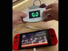 Nintendo Game Boy Advance'ın Bağlantı Kablosunu kullanarak GBA'yı Nintendo Switch için bir kontrol cihazı olarak kullanan bir modder