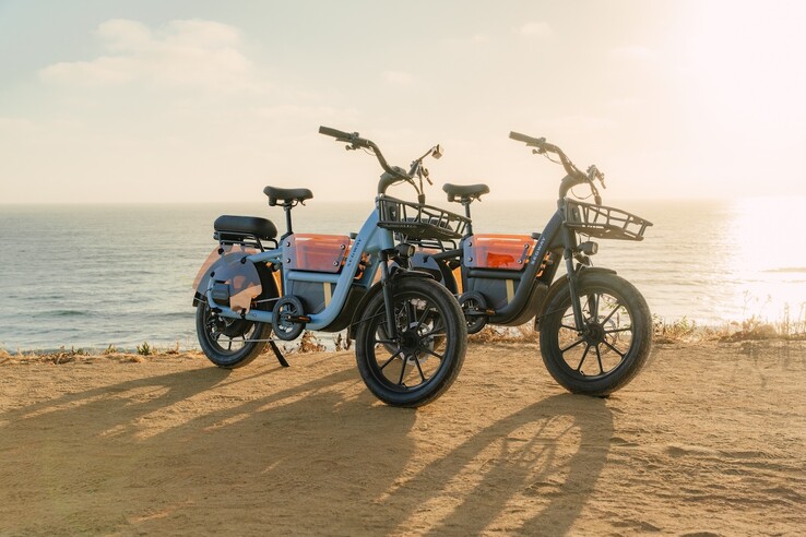 Reef Blue (sol) ve Anthracite (sağ) renklerindeki Segway Muxi Pro.