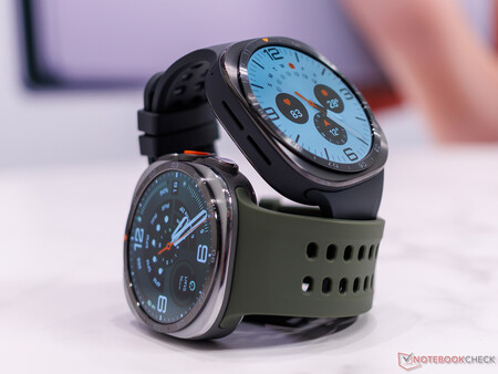 2 farklı renkteki Samsung Galaxy Watch Ultra 2 (resimde gösterilen)