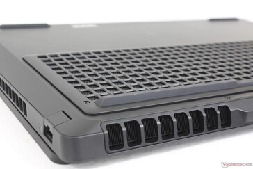 Arka, yan ve alt panel boyunca çok sayıda havalandırma ızgarası