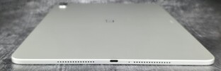 Sağ kasa tarafı (hoparlör, USB bağlantı noktası, mikrofon, hoparlör)