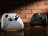Beyaz ve Siyah renklerde Xbox Kontrolcüleri için 8BitDo Ultimate Şarj İstasyonu.