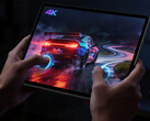 13 inçlik Legion Y900 oyun tableti Snapdragon 8 Elite Gen 5'e sahip olacak. Resimde: tabletin bir yarış oyunu çalıştırdığını gösteren bir tanıtım resmi.